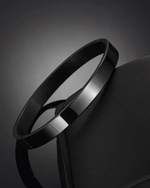 simple black cuff (thin wrist)
