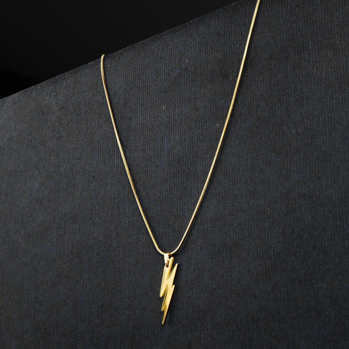 Lightning pendant with golden Roundcut chain